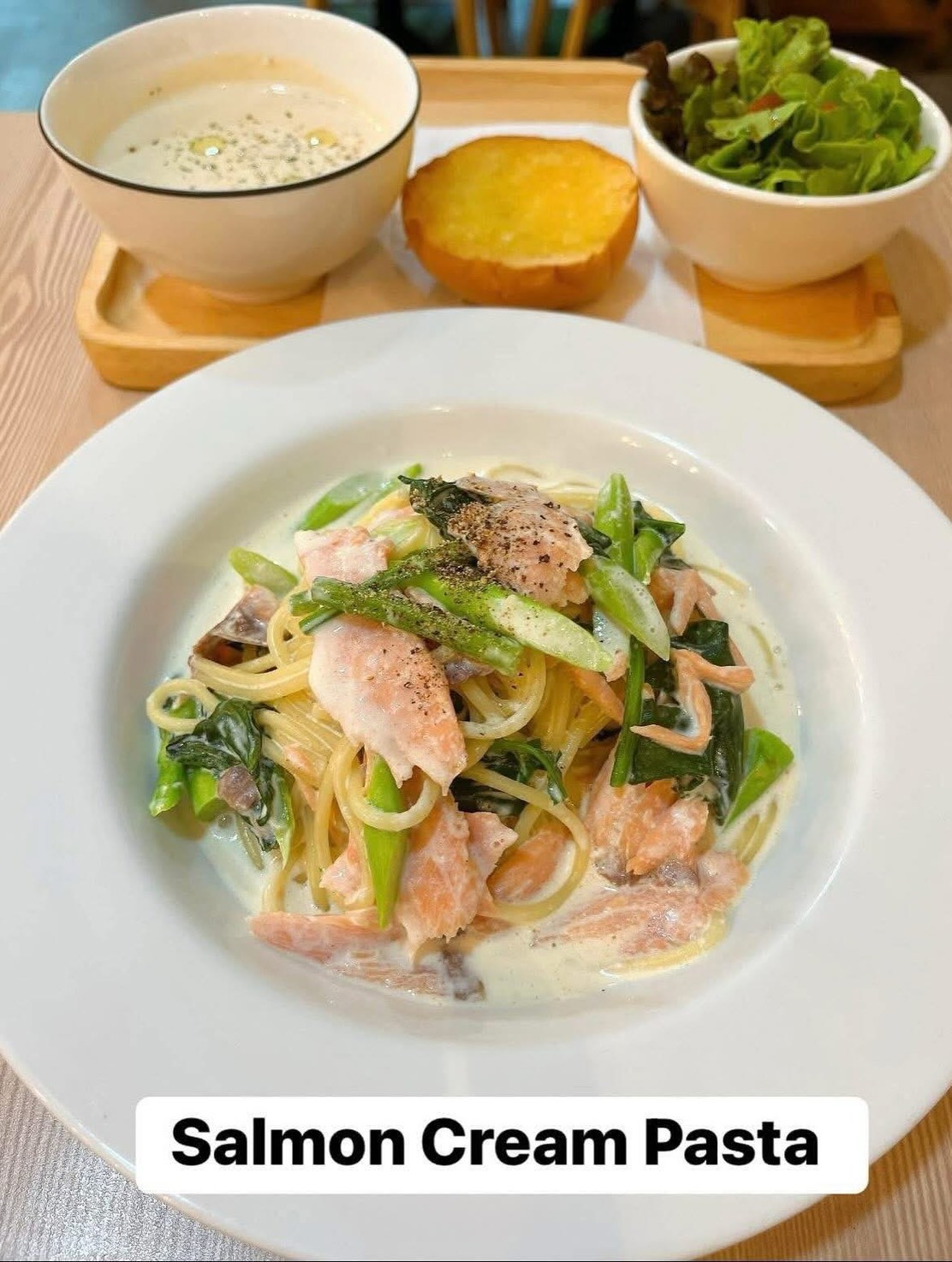 サーモンクリームパスタ